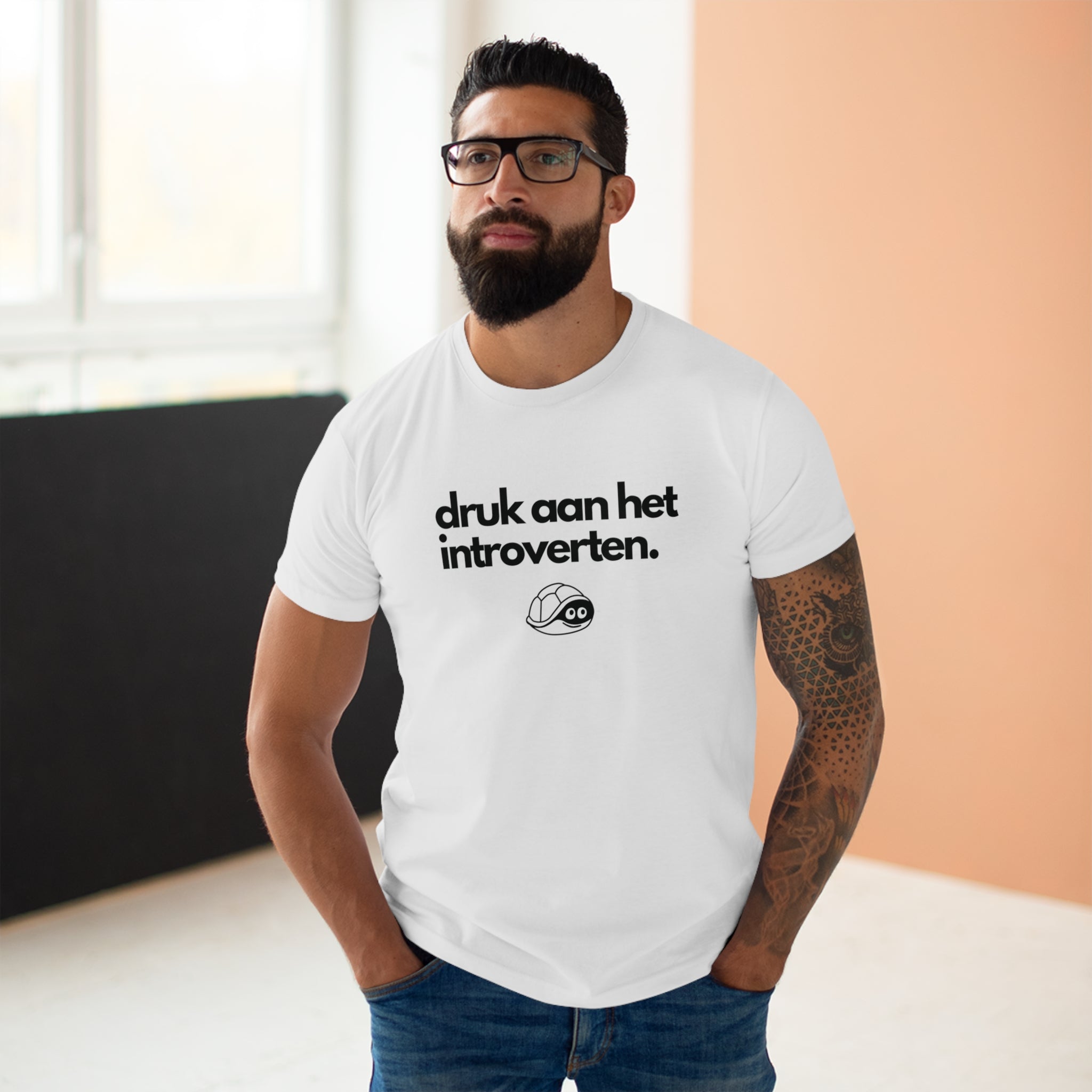 "Druk aan het introverten." T-shirt. Heren - Wit