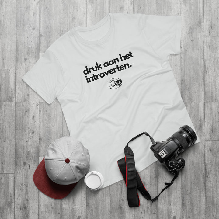 "Druk aan het introverten." T-shirt. Heren - Wit