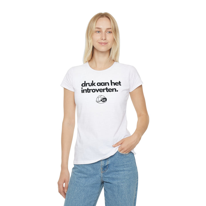 "Druk aan het introverten." T-shirt. Dames - Wit